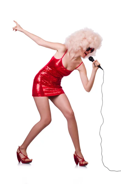 Popstar mit Mikrofon im roten Kleid auf weiß — Stockfoto