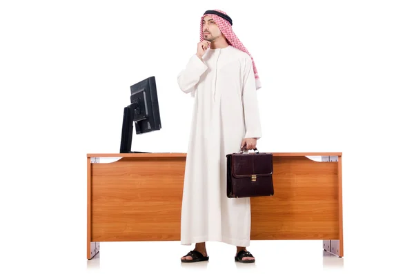 Arabski mężczyzna siedzący przy biurku — Zdjęcie stockowe