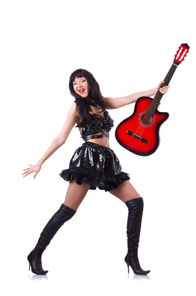 Młoda wokalistka w skórzany strój z gitara — Zdjęcie stockowe