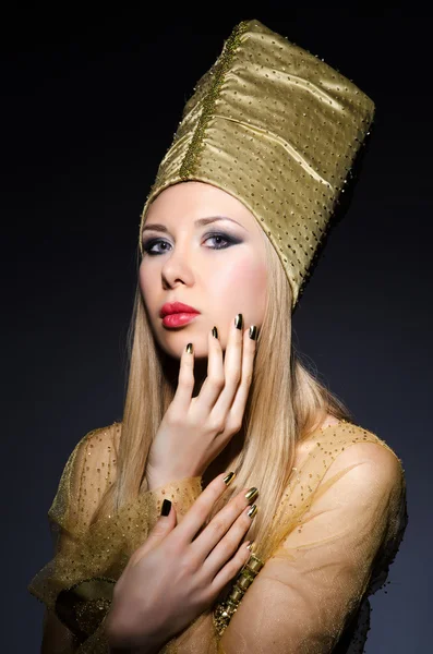 Молодая модель в олицетворении египетской красоты — стоковое фото