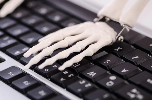 Esqueleto trabajando en el teclado — Foto de Stock