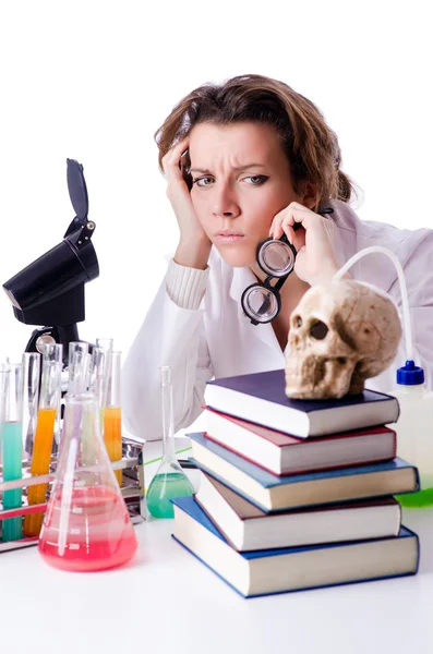 Kobieta szalony chemik w laboratorium — Zdjęcie stockowe