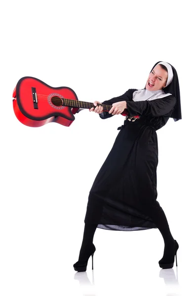 Nun tocando guitarra isolada no branco — Fotografia de Stock