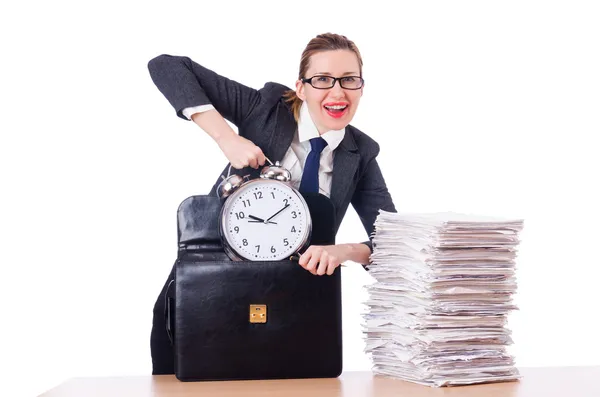 Vrouw zakenvrouw met klok en papieren — Stockfoto