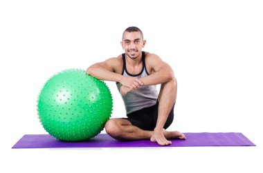 İsviçre toplu bir adam beyazlar üzerinde egzersiz yapıyor.