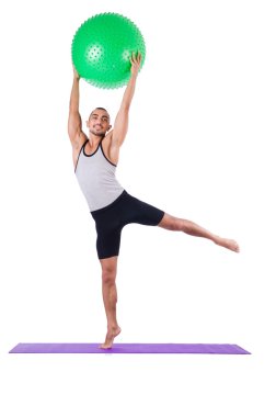 İsviçre toplu bir adam beyazlar üzerinde egzersiz yapıyor.