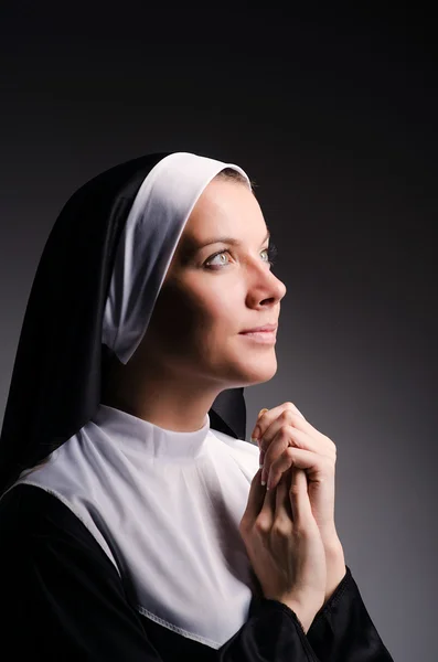 Молодая монахиня в религиозной концепции — стоковое фото