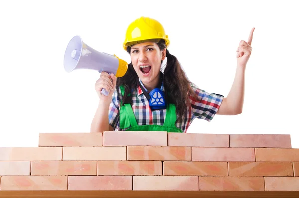 Vrouw met louspeaker in de buurt van bakstenen muur — Stockfoto