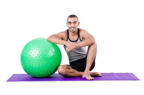 Hombre con pelota suiza haciendo ejercicios en blanco — Foto de Stock