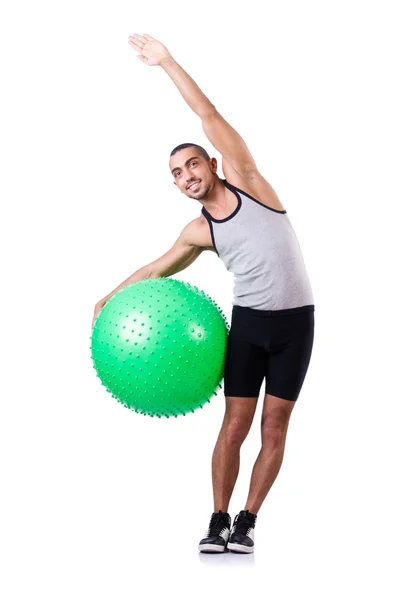 Ο άνθρωπος με ελβετική μπάλα κάνει ασκήσεις σε λευκό — Φωτογραφία Αρχείου