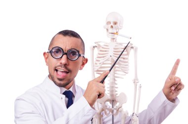 İskeleti beyaz olan komik doktor.