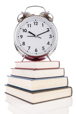 çalar saat ve üzerinde beyaz izole kitap