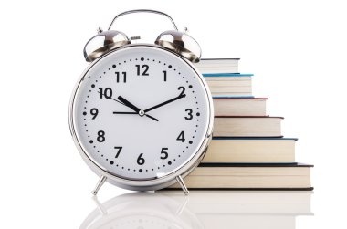 çalar saat ve üzerinde beyaz izole kitap