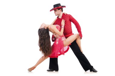 Bir çift dansçı beyazın üzerinde izole edilmiş