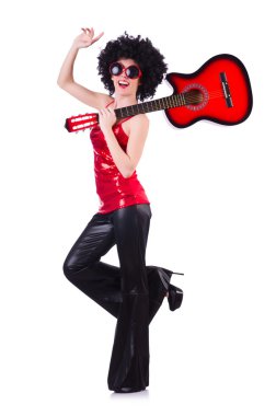 Afro kesimli ve gitarlı genç şarkıcı