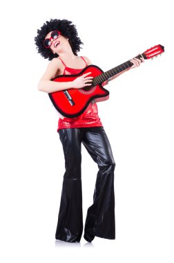 Afro kesimli ve gitarlı genç şarkıcı