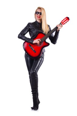 deri kostümlü kadın gitarist