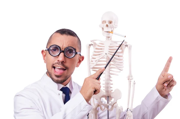 Divertente medico con scheletro isolato su bianco — Foto Stock