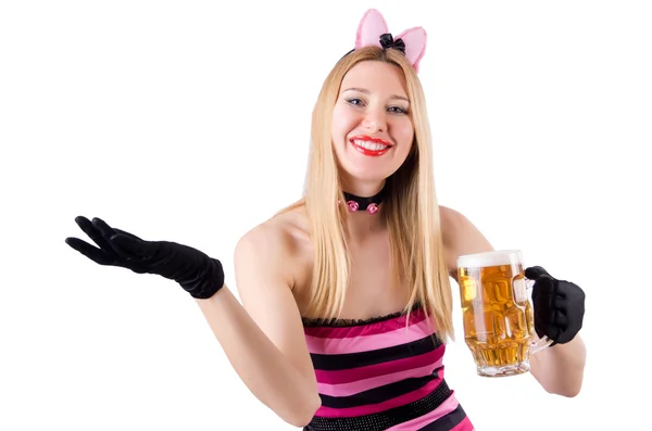 Vrouw met bier geïsoleerd op wit — Stockfoto