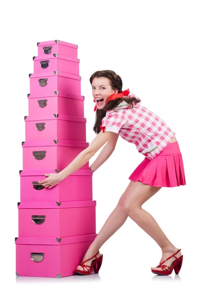 Jeune femme avec des boîtes de rangement sur blanc — Photo