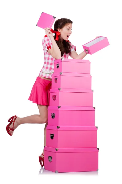 Giovane donna con scatole di stoccaggio su bianco — Foto Stock