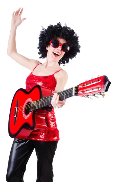 Młoda piosenkarka z afro cut i gitara — Zdjęcie stockowe