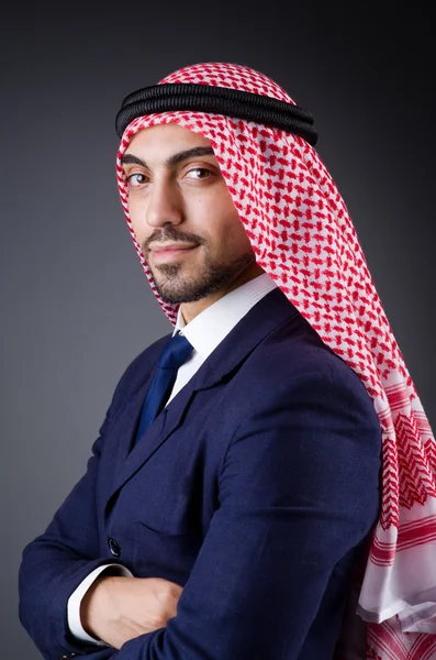 Empresário árabe em estúdio escuro — Fotografia de Stock