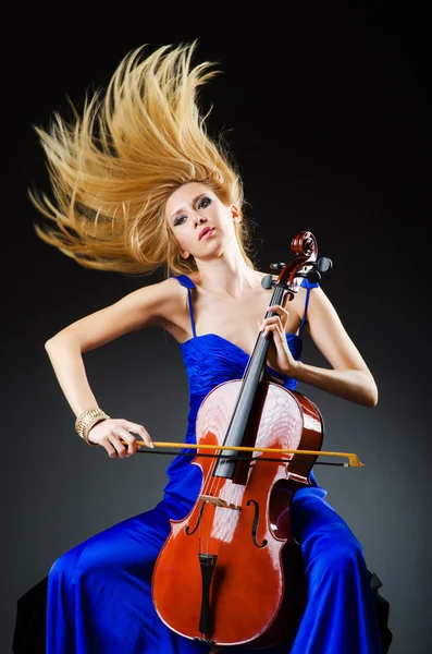 Belle femme avec violoncelle en studio — Photo