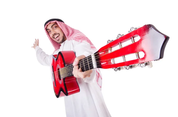 Αραβική άνθρωπος που παίζει κιθάρα που απομονώνονται σε λευκό — Φωτογραφία Αρχείου