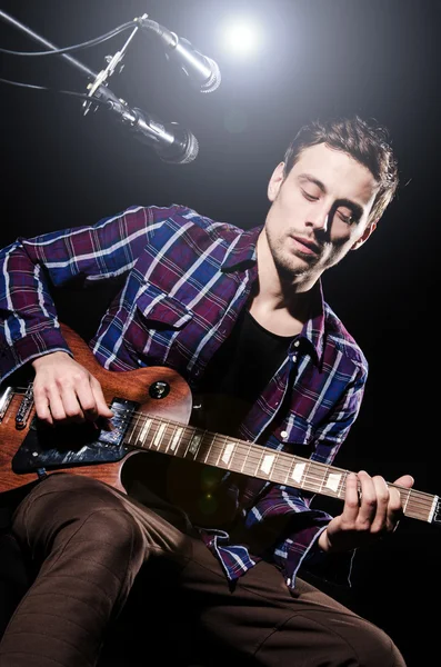 Man playing guitar during concert — Stock Photo, Image