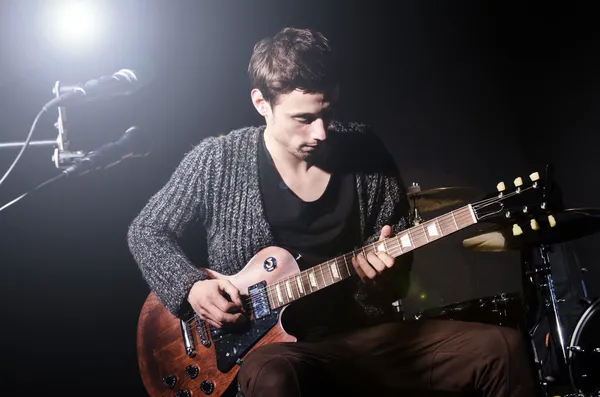 Hombre tocando la guitarra durante el concierto —  Fotos de Stock