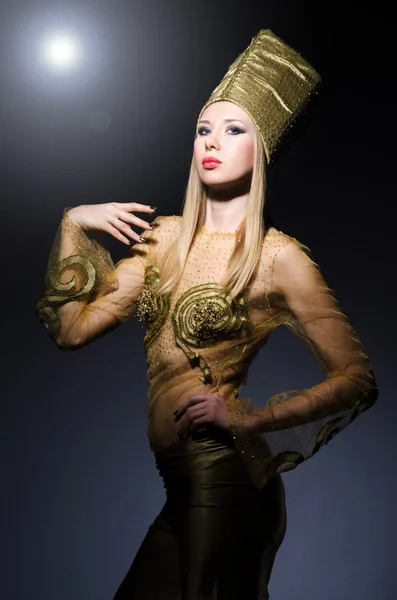 Joven modelo en personificación de la belleza egipcia — Foto de Stock