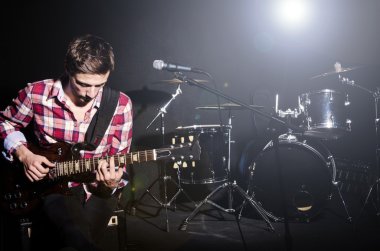 adam oyun gitar konseri sırasında