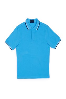 Beyaz arkaplanda yalıtılmış erkek tişörtü