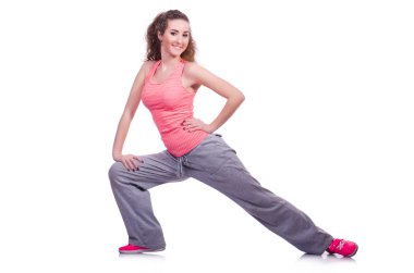 Beyaz üzerinde egzersiz yapan genç bir kadın.