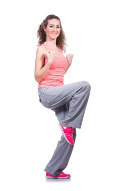 Beyaz üzerinde egzersiz yapan genç bir kadın.