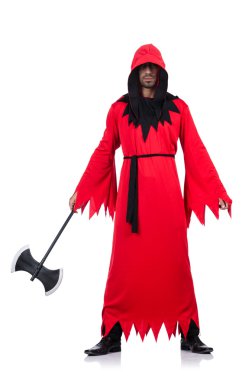 Kırmızı kostümlü, baltalı bir cellat.