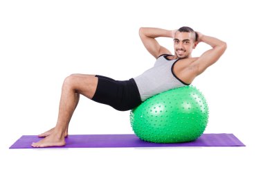 İsviçre toplu bir adam beyazlar üzerinde egzersiz yapıyor.