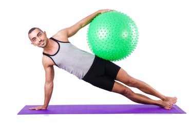 İsviçre toplu bir adam beyazlar üzerinde egzersiz yapıyor.