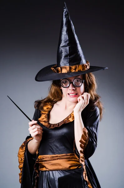 Bruxa no conceito assustador de Halloween — Fotografia de Stock