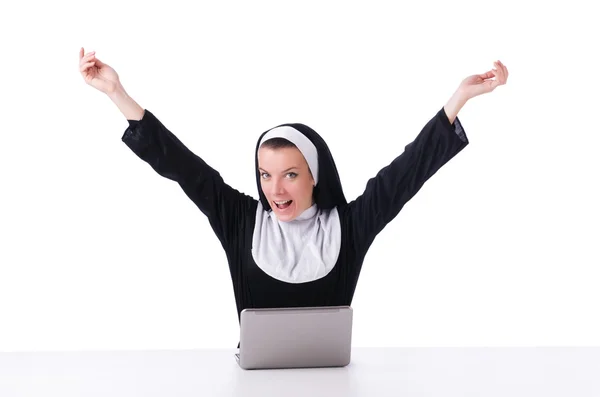Nonne arbeitet am Laptop - religiöses Konzept — Stockfoto
