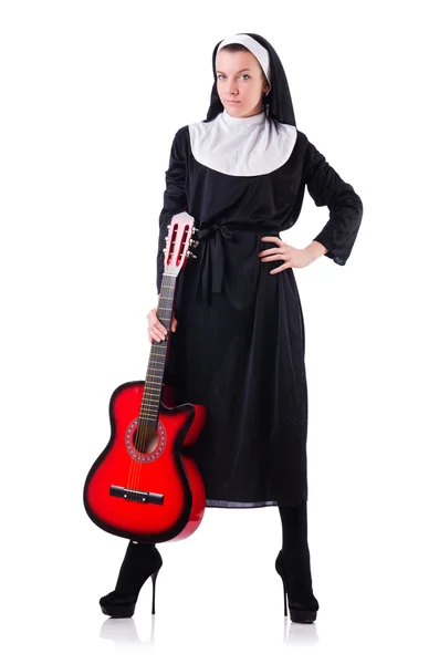 修女用白色隔绝的吉他弹奏 — 图库照片