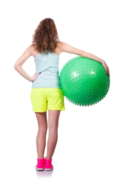 Mujer joven con pelota haciendo ejercicio sobre blanco — Foto de Stock