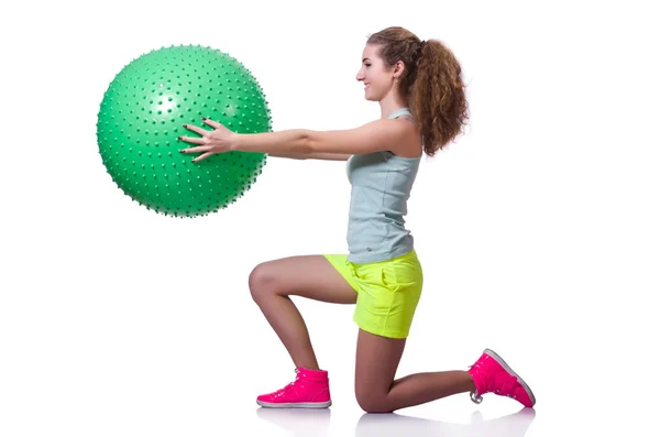 Ung kvinna med boll tränar på vit — Stockfoto