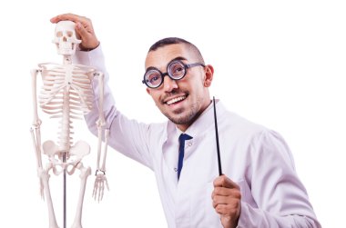İskeleti beyaz olan komik doktor.