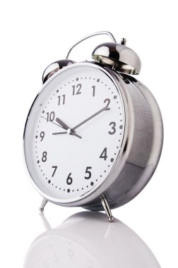 çalar saat üzerinde beyaz izole