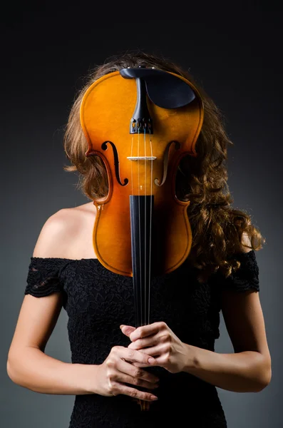 Attraktive Frau mit Cello im Studio — Stockfoto