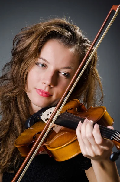 Donna attraente con violoncello in studio — Foto Stock