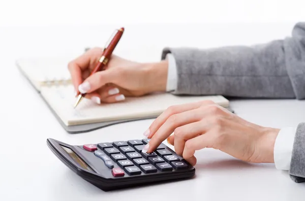 Mani al lavoro sulla calcolatrice — Foto Stock