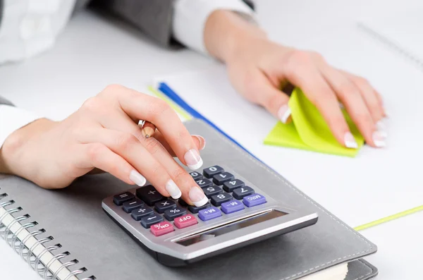 Hands working on the calculator — Stock Photo, Image